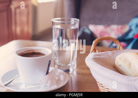 Eine Tasse Kaffee und Frühstück in einem gemütlichen retro style Cafe. Moderne Szene der Tisch im Restaurant für das Frühstück. Stockfoto