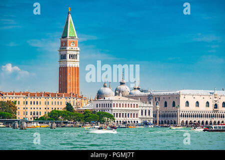 Der Markusplatz (Piazza San Marco) liegt neben dem Dogenpalast und dem Campanile di San Marco und öffnet sich zum Canale Grande in Venedig, Italien Stockfoto