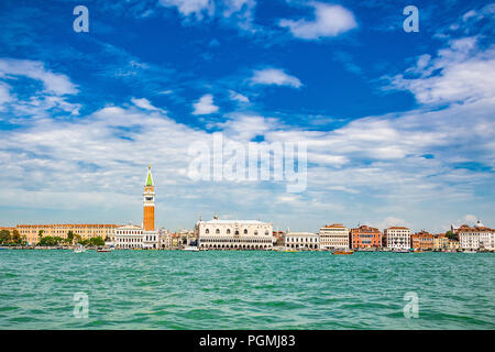 Die Insel San Marco, mit dem Dogenpalast und dem Glockenturm, der hinter dem Giudecca-Kanal sichtbar ist. Venedig, Italien Stockfoto