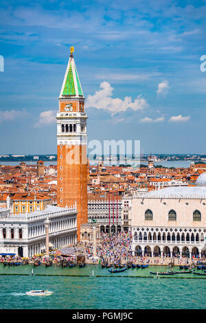 Luftaufnahme des Markusplatzes (Piazzetta di San Marco) mit dem Dogenpalast und dem Markusturm in Venedig, Italien. Stockfoto