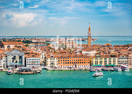 Riva degli Schiavoni und der Glockenturm San Francesco della Vigna reichen hoch oben in Venedig, Italien Stockfoto