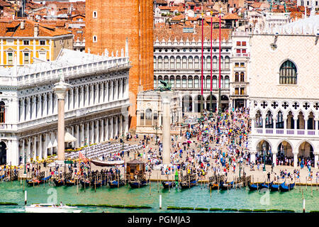 Der Markusplatz (Piazzetta di San Marco) öffnet sich zum Canale Grande in Venedig, Italien. Im Sommer ist dieses Gebiet voller Touristen. Stockfoto