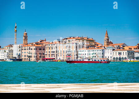 Der Canale Grande mit Blick auf Venedig und zwei Glockentürmen hoch über den Dächern. Venedig, Italien Stockfoto