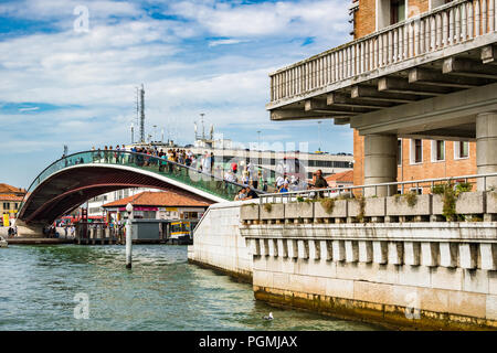 Ponte della Costituzione, Ponte di Calatrava a Venezia, überfüllt mit Touristen, ist die vierte Brücke über den Canale Grande in Venedig, Italien Stockfoto