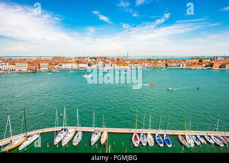 Panoramablick vom Glockenturm San Giorgio (Campanile San Giorgio Maggiore) auf den Giudecca-Kanal in Venedig, Italien Stockfoto