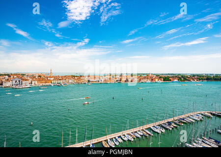 Panoramablick vom Glockenturm San Giorgio (Campanile San Giorgio Maggiore) auf den Giudecca-Kanal in Venedig, Italien Stockfoto