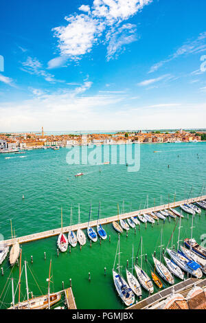 Panoramablick vom Glockenturm San Giorgio (Campanile San Giorgio Maggiore) auf den Giudecca-Kanal in Venedig, Italien Stockfoto