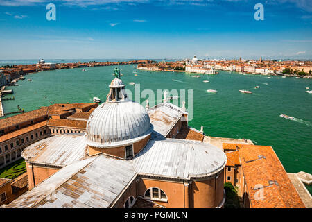 Panoramablick vom Glockenturm San Giorgio (Campanile San Giorgio Maggiore) auf den Giudecca-Kanal in Venedig, Italien Stockfoto