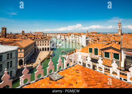 Luftaufnahme des geschäftigen Canale Grande in Venedig, Italien Stockfoto