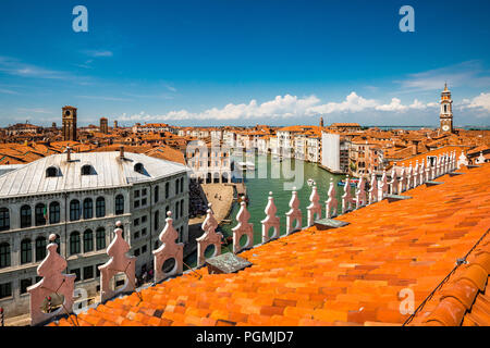 Luftaufnahme des geschäftigen Canale Grande in Venedig, Italien Stockfoto