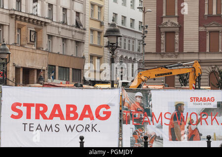 Belgrad, SERBIEN - 25. AUGUST 2018: Strabag Logo auf einer Ihrer Baustellen in Belgrad. Strabag ist ein Bauunternehmen aus Österreich, eines Stockfoto