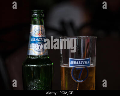 Belgrad, SERBIEN - 26. AUGUST 2018: baltika 7 Logo auf auf ein Bier aus der Flasche. Baltika 7 ist ein helles Lagerbier, export Stil, in Russland gebraut, und eine der Sy Stockfoto