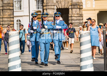 Die Prager Burg Wachwechsel Zeremonie, Tschechische Republik Stockfoto