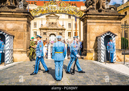 Die Prager Burg Wachwechsel Zeremonie, Tschechische Republik Stockfoto