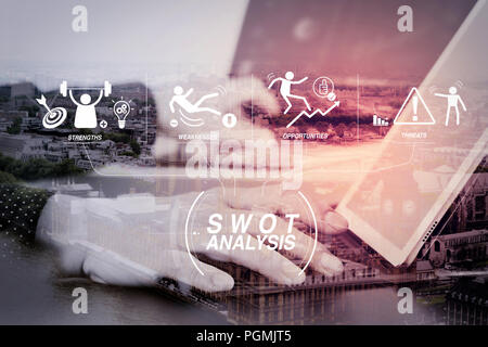 SWOT-Analyse virtuelle Diagramm mit Stärken, Schwächen, Möglichkeiten und Risiken des Unternehmens. Geschäftsmann wird das Arbeiten mit Laptop und digitale dockin Stockfoto