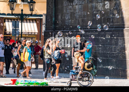 Behinderter schafft Blasen als Straßenkünstler in der Prager Innenstadt Stockfoto