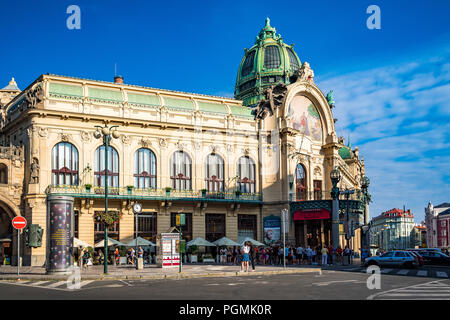 Im Gemeindehaus befindet sich die Smetana-Halle, ein gefeierter Konzertsaal, in Prag. Es befindet sich an der Náměstí Republiky neben dem Pulvertor. Stockfoto