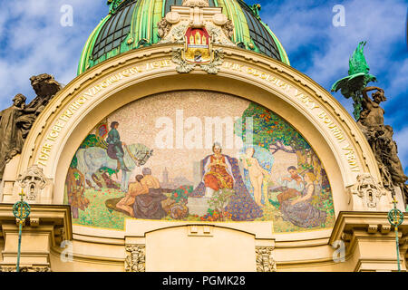 Im Gemeindehaus befindet sich die Smetana-Halle, ein gefeierter Konzertsaal, in Prag. Es befindet sich an der Náměstí Republiky neben dem Pulvertor. Stockfoto