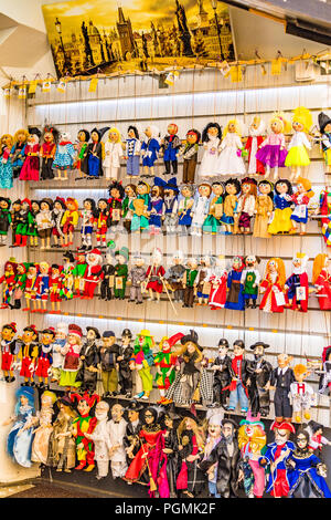 Eine große Wutausbrüche von Marionettenpuppen, die in einem Laden in der Prager Innenstadt in Tschechien ausgestellt sind Stockfoto
