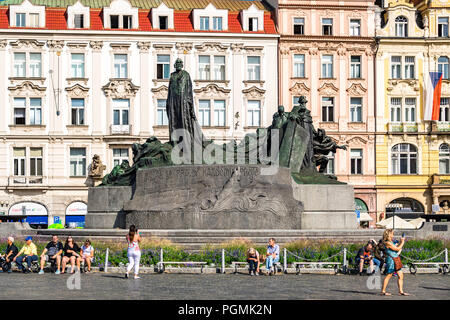 Die Jan Hus Denkmal steht an einem Ende der Altstädter Ring, Prag in der Tschechischen Republik. Stockfoto