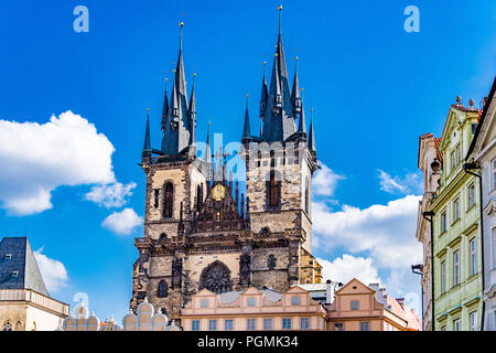 Die Mutterkirche vor Týn oder Muttergotteskirche vor Týn ist eine Gotische Kirche und ein dominierendes Merkmal der Prager Altstadt. Stockfoto