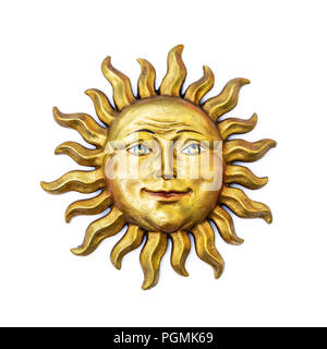 Golden Sun Gesicht Symbol mit Sonnenstrahlen isoliert auf Weiss. Holz Dekor Ornament Symbol auf Gold Farbe lackiert. Sommer und Hitze Zeichen Stockfoto