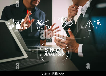 SWOT-Analyse virtuelle Diagramm mit Stärken, Schwächen, Möglichkeiten und Risiken des Unternehmens. co arbeiten team meeting Konzept, Geschäftsmann unter Verwendung von Smart Stockfoto