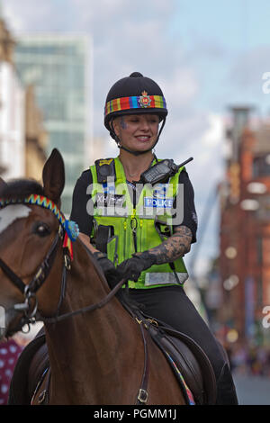 Weibliche Greater Manchester montiert Polizisten zeigen ihre Unterstützung für die LGBT-Gemeinschaft, wie sie an der Manchester 2018 Pride Parade nehmen. Stockfoto