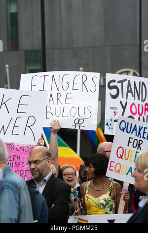 Die Teilnehmer halten ihre Plakate, wie sie an der Manchester 2018 Pride Parade nehmen. Stockfoto