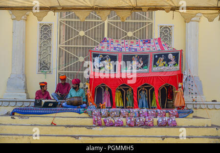 Jaipur, Indien - Nov 1, 2017. Traditionelle Puppenspiel im Jaipur Palace. Jaipur ist die Hauptstadt und die grösste Stadt in Rajasthan, Indien. Stockfoto