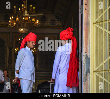 Jaipur, Indien - Nov 2, 2017. Wachen in Tracht am 18. century City Palace. Stockfoto