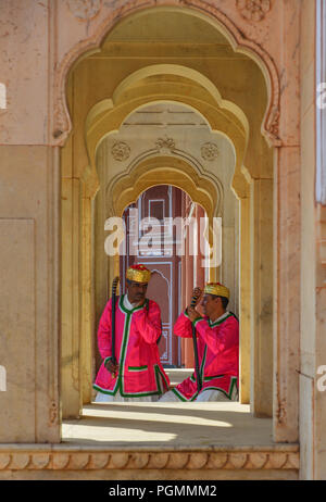 Jaipur, Indien - Nov 2, 2017. Wachen in Tracht am 18. century City Palace. Stockfoto