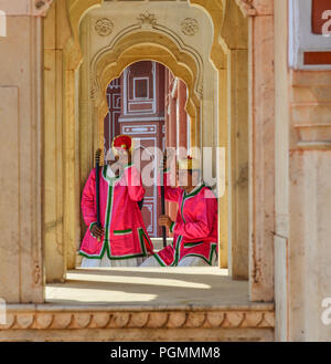 Jaipur, Indien - Nov 2, 2017. Wachen in Tracht am 18. century City Palace. Stockfoto