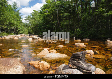 Pemigewasset Wildnis - Wanderschuhe aus Trocknen auf Felsen entlang der North Fork Ostniederlassung Pemigewasset River während der Sommermonate in Lincoln, NE Stockfoto