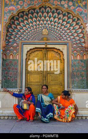 Jaipur, Indien - Nov 2, 2017. Lokale Frauen in traditioneller Kleidung (Sari) die bunten Tor der Pritam Niwas Chowk der Stadt Palast besuchen. Jaipur, Indien. Stockfoto