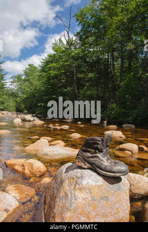 Pemigewasset Wildnis - Wanderschuhe aus Trocknen auf Felsen entlang der North Fork Ostniederlassung Pemigewasset River während der Sommermonate in Lincoln, NE Stockfoto