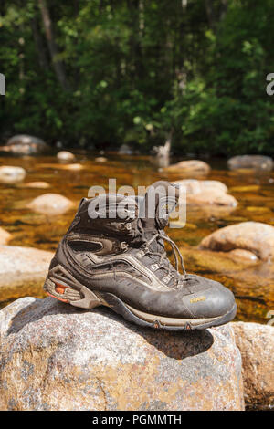 Pemigewasset Wildnis - Wanderschuhe aus Trocknen auf Felsen entlang der North Fork Ostniederlassung Pemigewasset River während der Sommermonate in Lincoln, NE Stockfoto