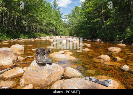 Wanderschuhe aus Trocknen auf Felsen entlang der North Fork Ostniederlassung Pemigewasset Pemigewasset River in der Wüste von Lincoln, New Hampshire USA duri Stockfoto