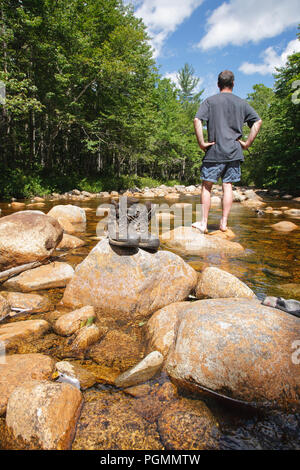 Pemigewasset Wildnis - Wanderer und Wanderschuhe trocknen weg am Felsen entlang der North Fork Ostniederlassung Pemigewasset River während der Sommermonate in L Stockfoto