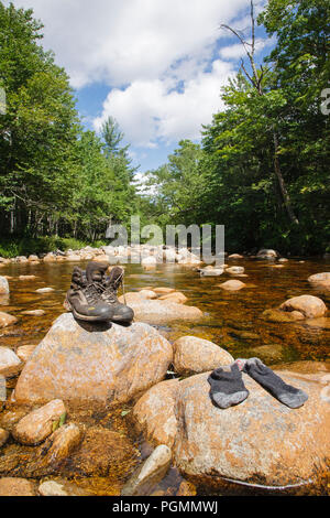 Wanderschuhe aus Trocknen auf Felsen entlang der North Fork Ostniederlassung Pemigewasset Pemigewasset River in der Wüste von Lincoln, New Hampshire USA duri Stockfoto