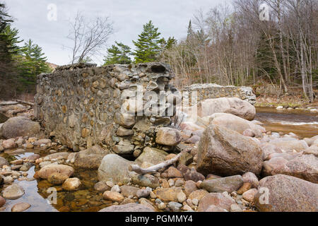 Stein Abutments aus der verlassenen trestle Nr. 17 entlang der alten Osten Branch & Lincoln Railroad (1893-1948) in den Pemigewasset Wildnis von Lincoln, Stockfoto