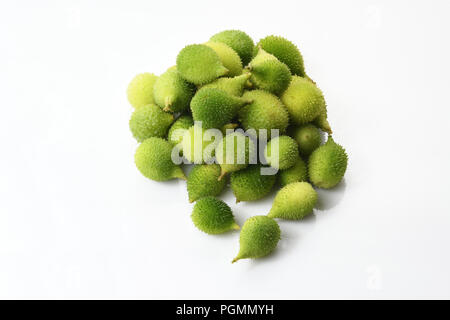 Blick von oben auf die frischen grünen stacheligen Kürbis. Stockfoto