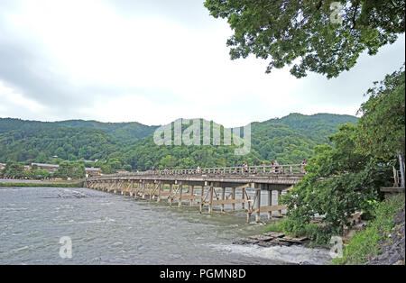 Die traditionelle Brücke, Pfad, Berg, Holzbrücke, Rapid River in Japan Kyoto Stockfoto