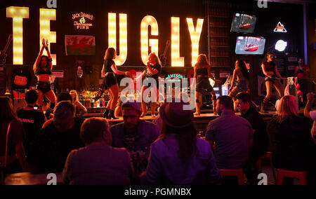 In einer Coyote Ugly Bar, wo Frauen Tanzen auf der Bar als Menschen Getränke bestellen, die von der Hit für den gleichnamigen Film inspiriert. Stockfoto