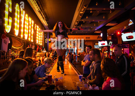In einer Coyote Ugly Bar, wo Frauen Tanzen auf der Bar als Menschen Getränke bestellen, die von der Hit für den gleichnamigen Film inspiriert. Stockfoto