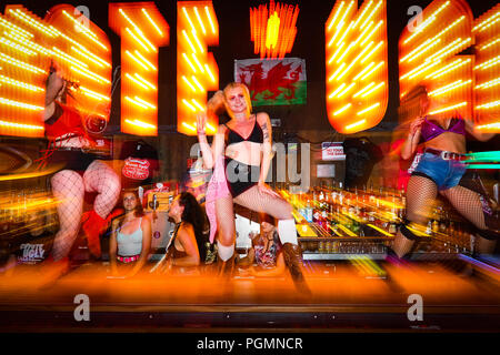 In einer Coyote Ugly Bar, wo Frauen Tanzen auf der Bar als Menschen Getränke bestellen, die von der Hit für den gleichnamigen Film inspiriert. Stockfoto