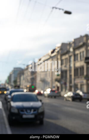 Vertikale verschwommenen Hintergrund auf die Skyline der Stadt. Architektur, Autos Stockfoto