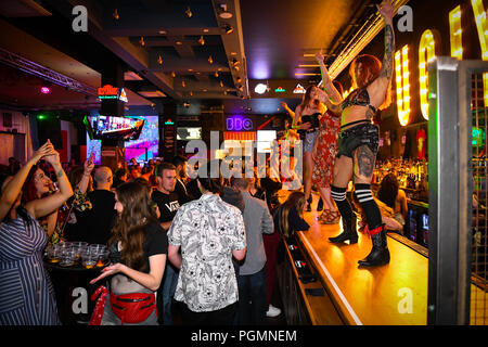 In einer Coyote Ugly Bar, wo Frauen Tanzen auf der Bar als Menschen Getränke bestellen, die von der Hit für den gleichnamigen Film inspiriert. Stockfoto