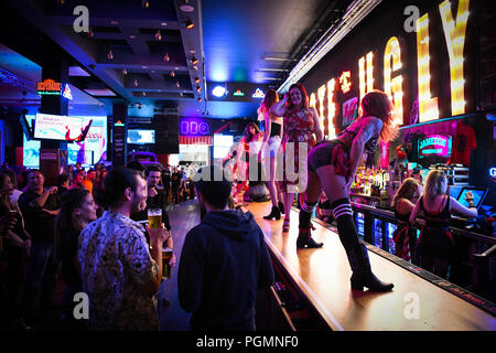 In einer Coyote Ugly Bar, wo Frauen Tanzen auf der Bar als Menschen Getränke bestellen, die von der Hit für den gleichnamigen Film inspiriert. Stockfoto