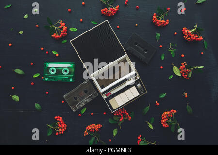 Flach Musik audio Kassette und Player, nostalgischen Bild Blick von oben auf die Retro Technologie von 80s und 90s mit Wild Berry Obst deko Anordnung Stockfoto